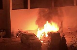Park halindeki otomobil alev alev yandı, araç sahibi...
