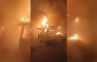 Park halindeki otomobil alev topuna döndü