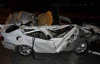 Park halindeki tıra çarpan otomobil hurdaya döndü:...
