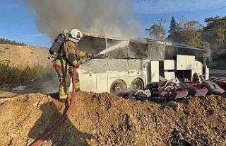 Park halindeki yolcu otobüsü alevlere teslim oldu