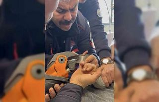 Parmağı çelik küllüğe sıkışan bebeğin imdadına...