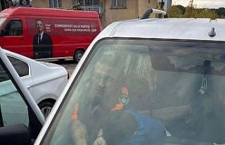 Parmakları aracın havalandırmasına sıkışan...