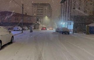 Patnos’ta kar yağışı ulaşımı aksattı, tırlar...