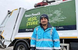 Pendik’te çöpten çıkan bağlama gönüllere...