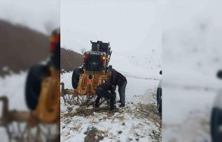 Pervari’de grup köy yolu kardan kapandı