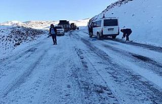 Pervari’de yolcu minibüsü yan yattı