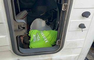 Polis üniformasını çıkarıp yaralının üzerini...