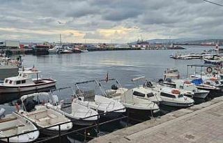 Poyraz küçük tekne balıkçılarını limana bağladı,...