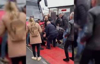 Raylardan geçmek isteyen adama tramvay çarptı