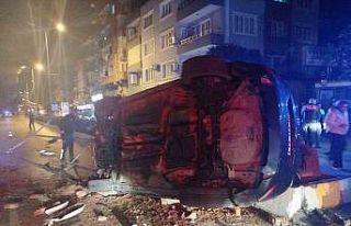 Refüje çarpıp takla atan otomobil karşı şeride...