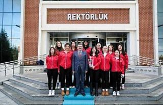 Rektör Kaplancıklı, başarılı sporcularla bir...