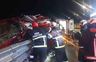 Rize’de otomobil bariyerlere çarptı: 1 ölü,...