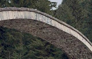 Rize’de tarihi kemer köprüye sprey boya ile zarar...