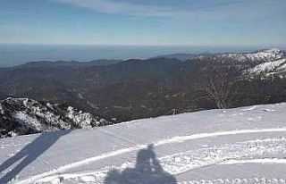 Rize’nin denizi gören zirvesinde kar keyfi