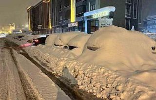 Safranbolu’da araçlar kar altında adeta kayboldu