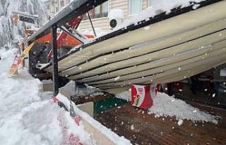 Safranbolu’da kar nedeniyle çatı ve tenteneler...