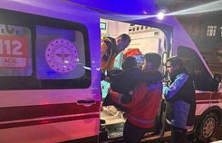 Sağlık ekipleri karlı yolda zamanla yarışarak...