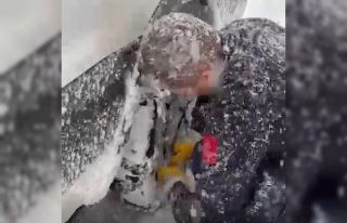 Sağlık ekiplerinin kar mesaisi: Zincir takıp hastaya...