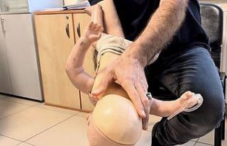 Sağlık personelinin telefonda yönlendirdiği anne,...