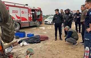 Sahilde traktörün altında kalan 2 gençten biri...