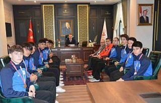 Şampiyon voleybolculardan Kaymakam Odabaş’a ziyaret