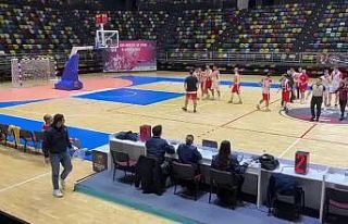 Samsun’da basketbol maçında oyuncu, hakeme saldırdı