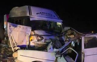 Şanlıurfa’da minibüs ile otomobil çarpıştı:1...