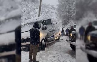 Şarampole kayan minibüsü, off-road araçları kurtardı