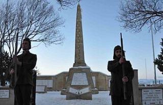 Sarıkamış şehitleri için eksi 10 derecede saygı...