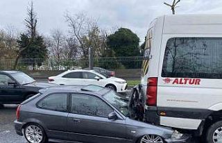 Sarıyer’de kontrolden çıkan otomobil servis aracının...