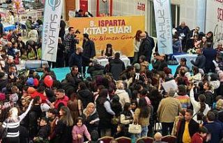 Şarkıcı Melis Fis, 8. Isparta Kitap Fuarı’nda...