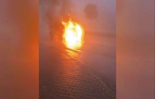 Seyir halindeki araç yanarak hurdaya döndü