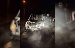 Seyir halindeki hafif ticari araç alev topuna döndü