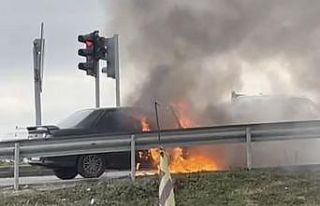 Seyir halindeki otomobil alev topuna döndü