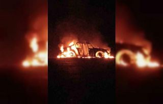 Seyir halindeki otomobil yanarak kullanılamaz hale...