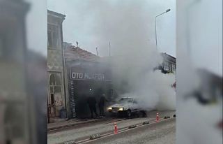 Seyir halindeki otomobil yandı, esnaf yardıma koştu