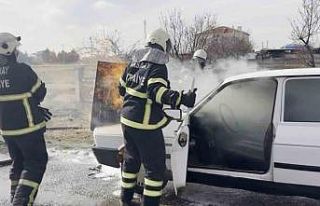Seyir halindeki otomobilin motor kısmından alevler...