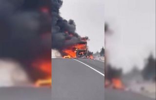 Seyir halindeki yolcu otobüsü alev alev yandı:...