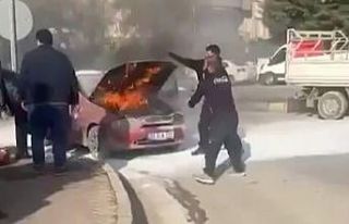 Seyir halindeyken yanan otomobili çevredeki vatandaşlar...