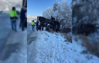 Siirt’te tır ve minibüs devrildi: 4 yaralı