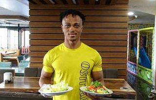 Siirt’te yemek servisleri Nijeryalı Micheal’den