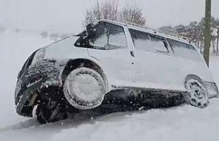 Siirt’te yolda kalan araç ve ambulans kurtarıldı