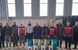 Simav’da 11 sera üreticisine 2,5 ton gübre desteği