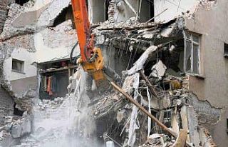 Sındırgı’da depremin izleri siliniyor