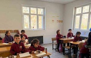 Sınırdaki öğrencilere pasta sürprizi