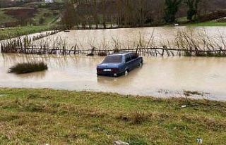 Sinop’ta kontrolden çıkan otomobil su birikintisine...