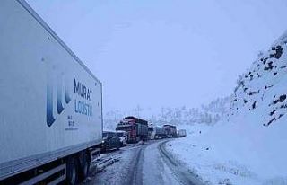 Şırnak-Hakkari yolu ulaşıma kapandı: Araçlar...