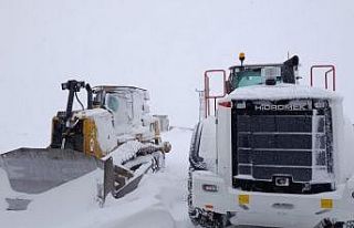 Şırnak’ta kar yolları kapattı, beyaz esaret...
