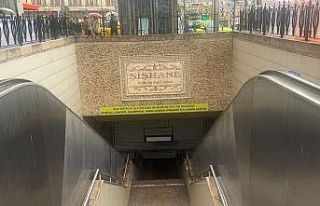 Şişhane metro istasyonunda raylara atlayan bir kişi...