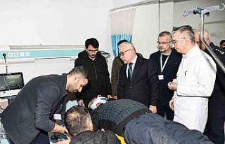 Sivas Valisi, servis kazasında yaralanan öğrencileri...